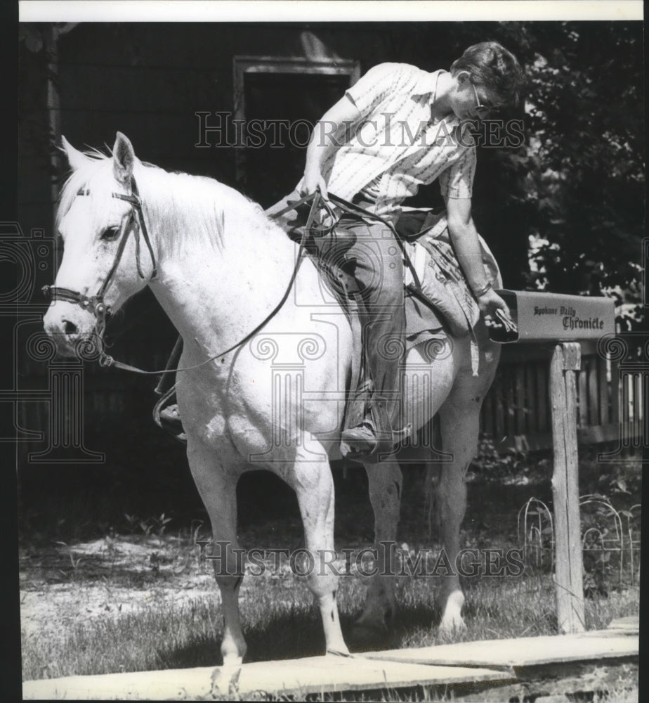 1980 Press Photo Chronicle Newspaper Carrier-Glenn Miller works with his horse - Historic Images