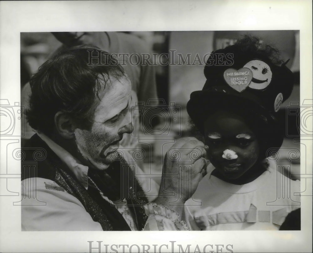 1989 Press Photo Kemi Olajoyegbe Gets Face Painted by Curtis Conner at KidsDay - Historic Images