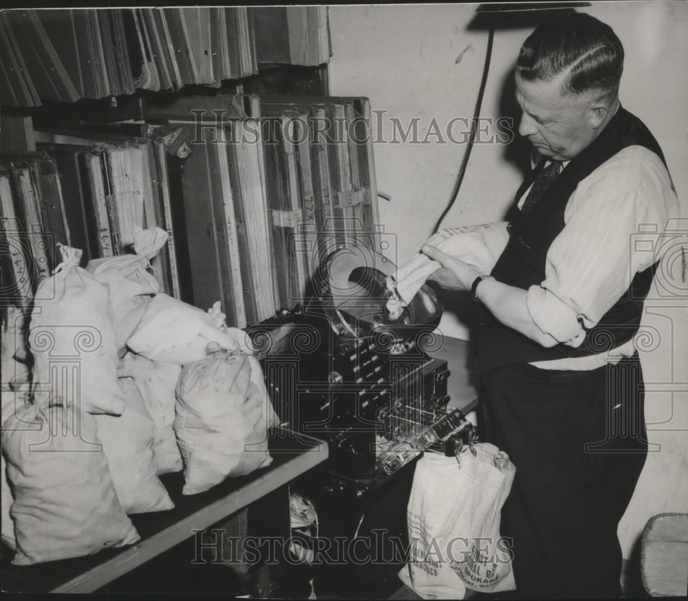1942 Press Photo Hugh Pace sorts receipts from parking meters in a sorting mach. - Historic Images