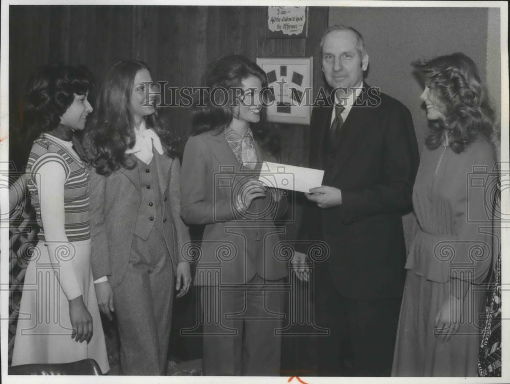 1977 Press Photo Candidate Noami McCreary Gives Pageant Tickets to Mayor Rodgers - Historic Images