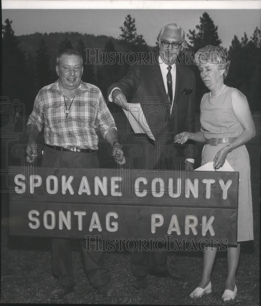 1969 Press Photo Mr and Mrs Harold Sontag at Nine Mile Park Dedication - Historic Images