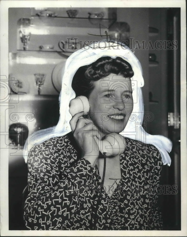 Press Photo Woman answering telephone - spa80075 - Historic Images