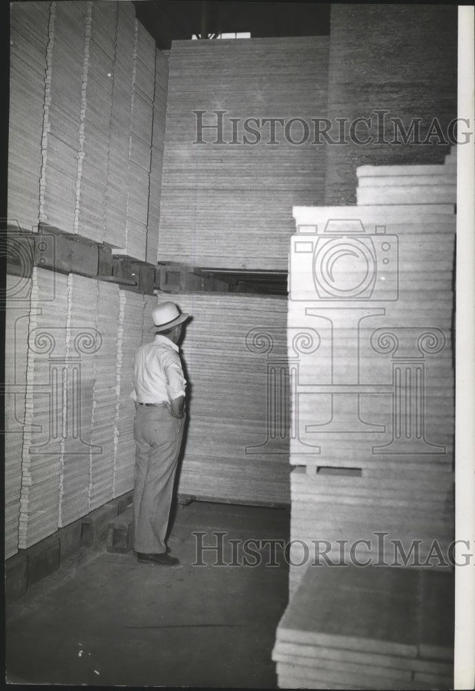 1940 Press Photo Warehouse stock checking at Magnesite Plant, Chewelah - Historic Images