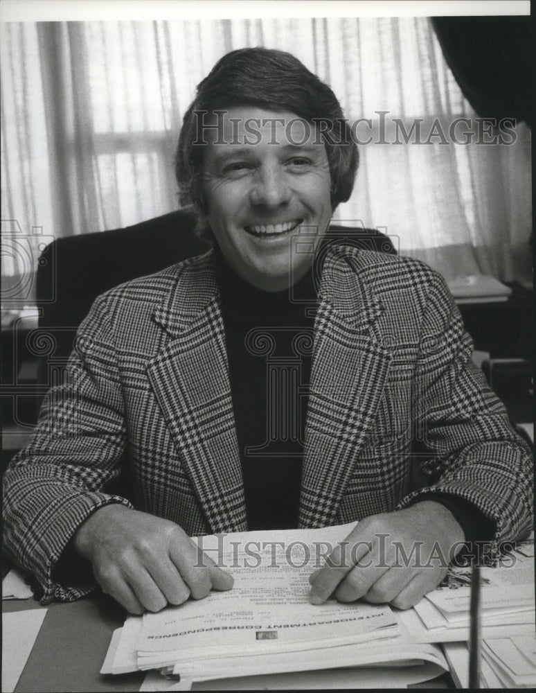 1976 Press Photo NBC's Vice President John McMahon in his office - spa80234 - Historic Images