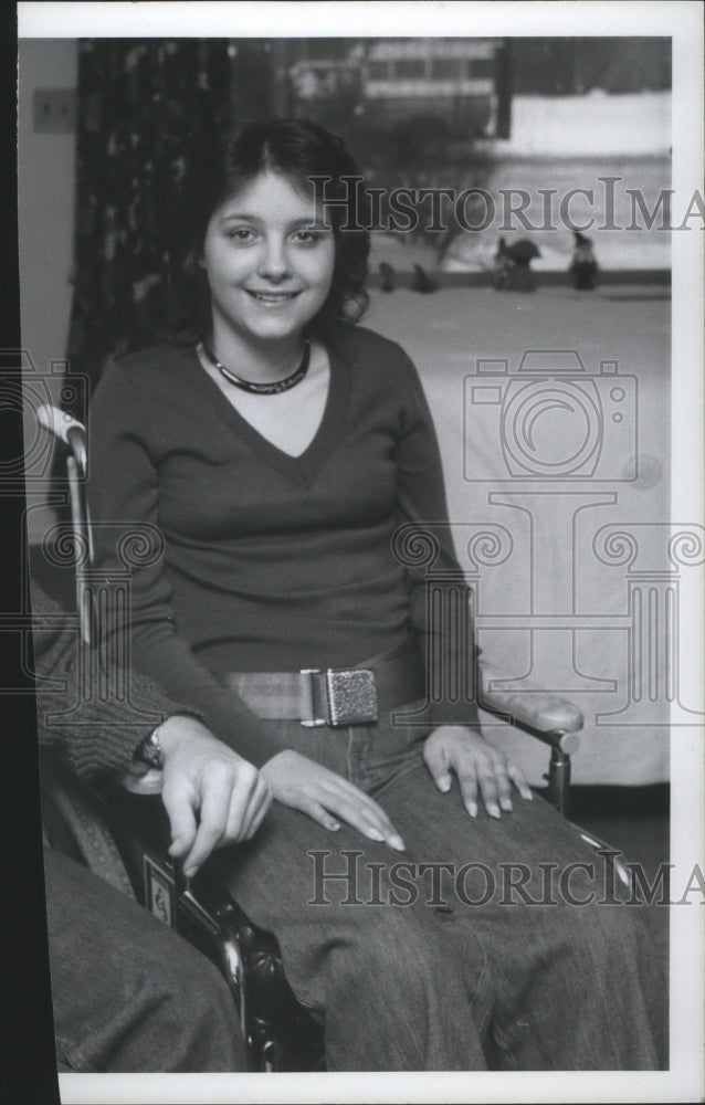 1977 Press Photo Hally Caudill, paraplegic victim sits on her wheelchair - Historic Images