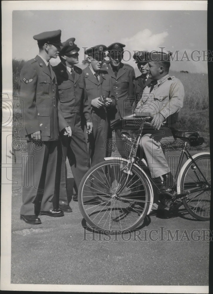 1951 Press Photo Nat&#39;l Guard - Capt. H. L. Jacobs with Cpl. Darryl de Lanoy - Historic Images