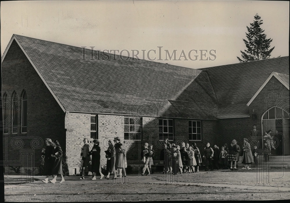 Press Photo Holy Cross Lutheran School-students walk outside the building - Historic Images