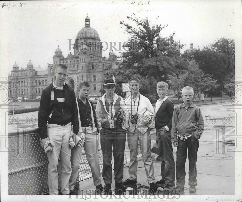 1981 Press Photo Newspapers Carriers during 1960 British Columbia vacation trip - Historic Images