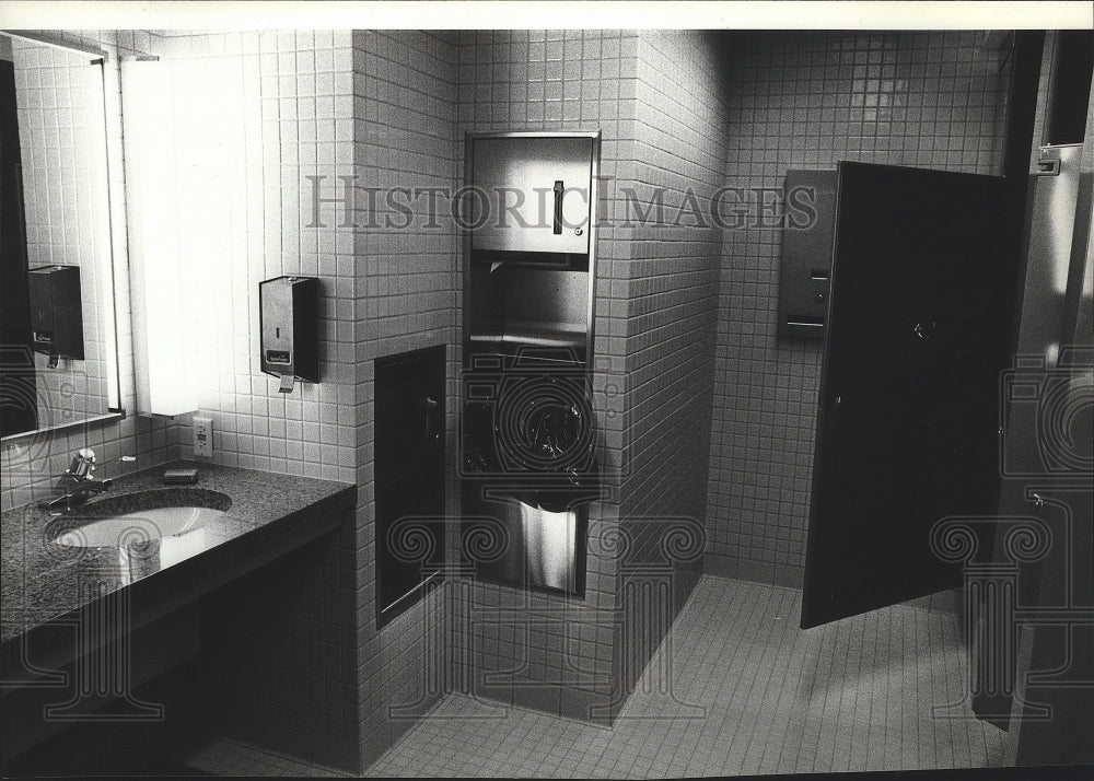 1983 Press Photo A Bathroom in the Spokesman Review Tower - spa81278 - Historic Images