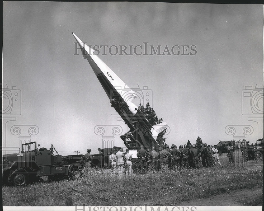 1961 Press Photo Hercules missile at Ft. Lewis shown to ROTC cadets ...