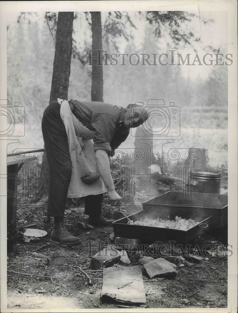 Press Photo Wally Pinky De Merchant cooks on a wooden fire - spa81479 - Historic Images