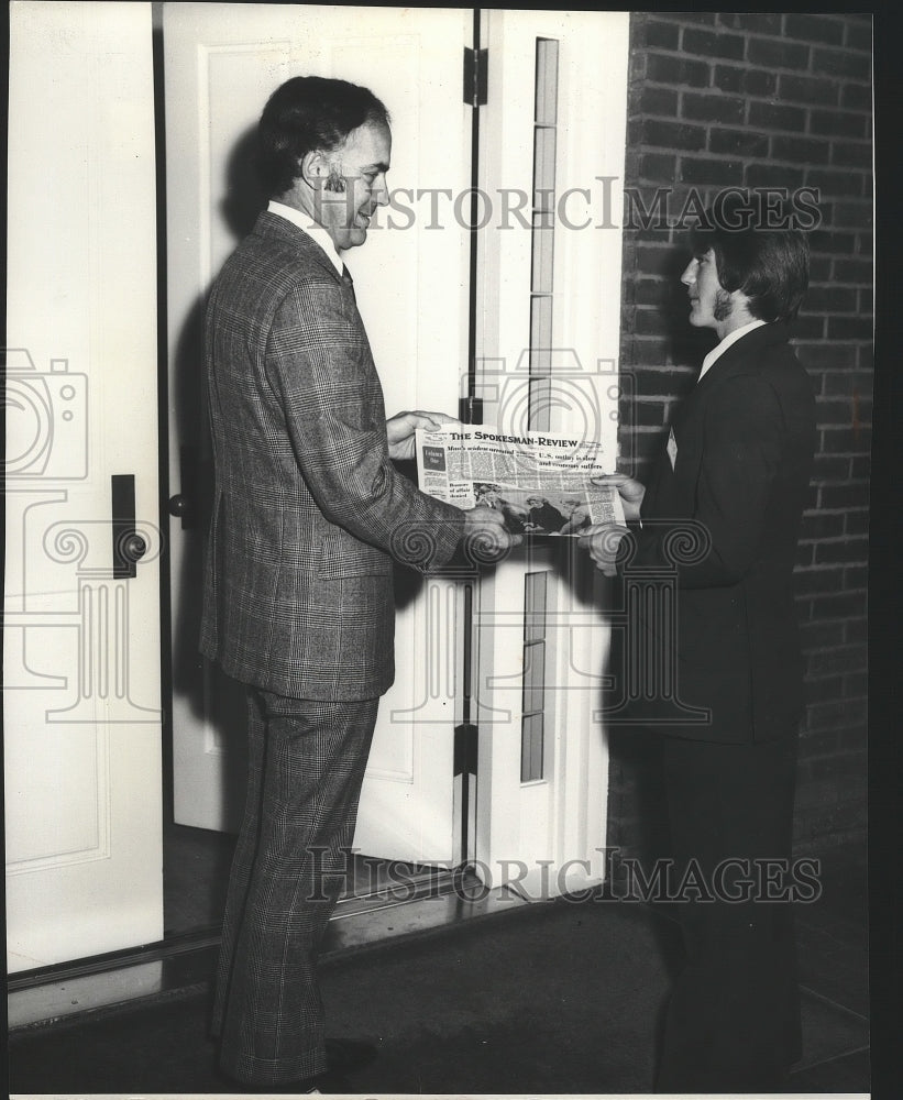 1976 Press Photo Spokesman Review Neswpaper Carrier, Mark Grace and Gov. Evans - Historic Images