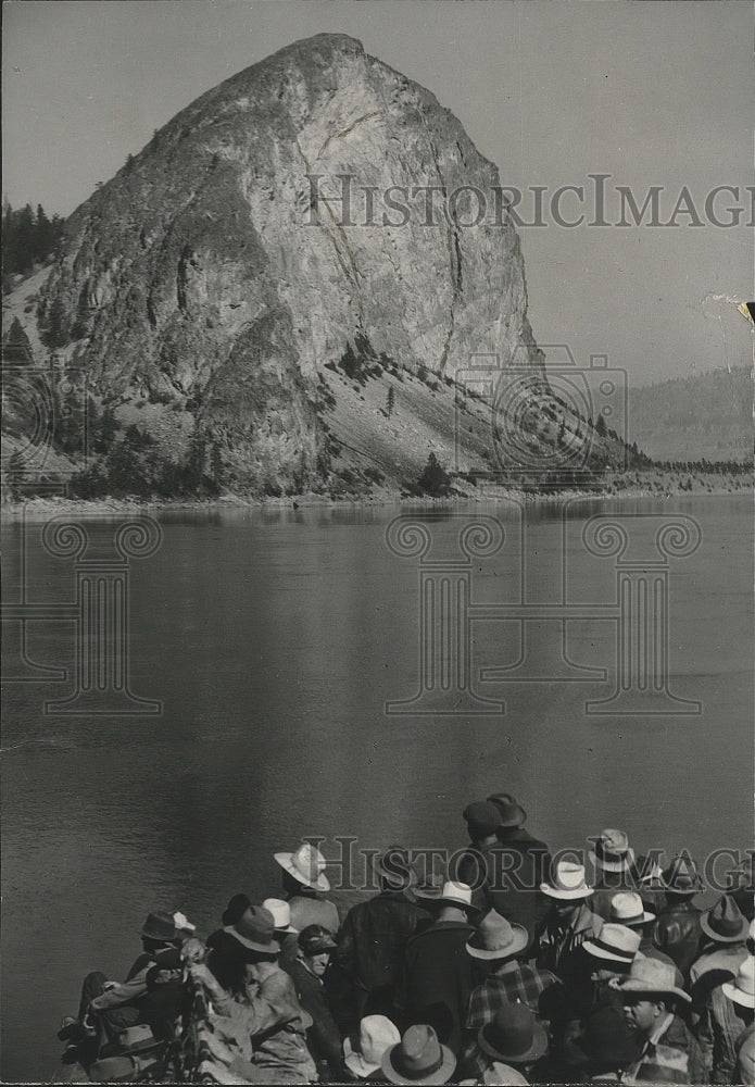 Press Photo Visitors at the viewing deck of the Grand Coulee Lake - spa81492 - Historic Images