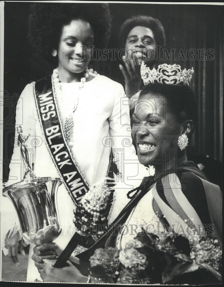 1977 Press Photo Miss Arniece Russell crowned new Miss Black America 1974 - Historic Images