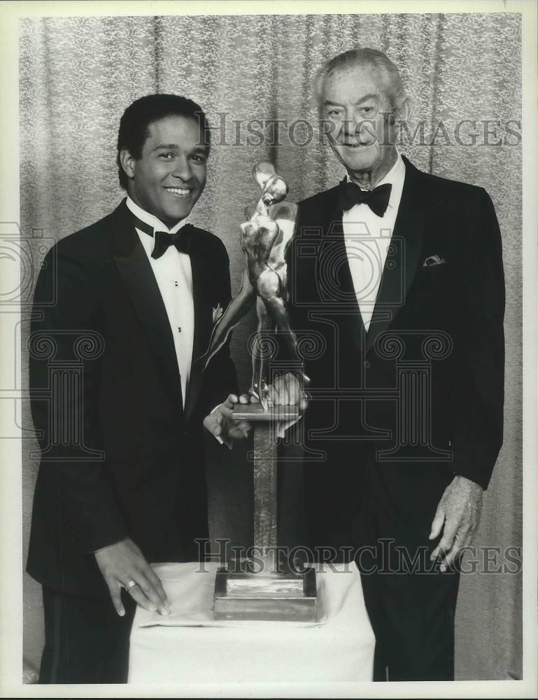 1985 Press Photo NBC host Bryant Gumbel with NBC Sylvester &quot;Pat&quot; Weaver - Historic Images