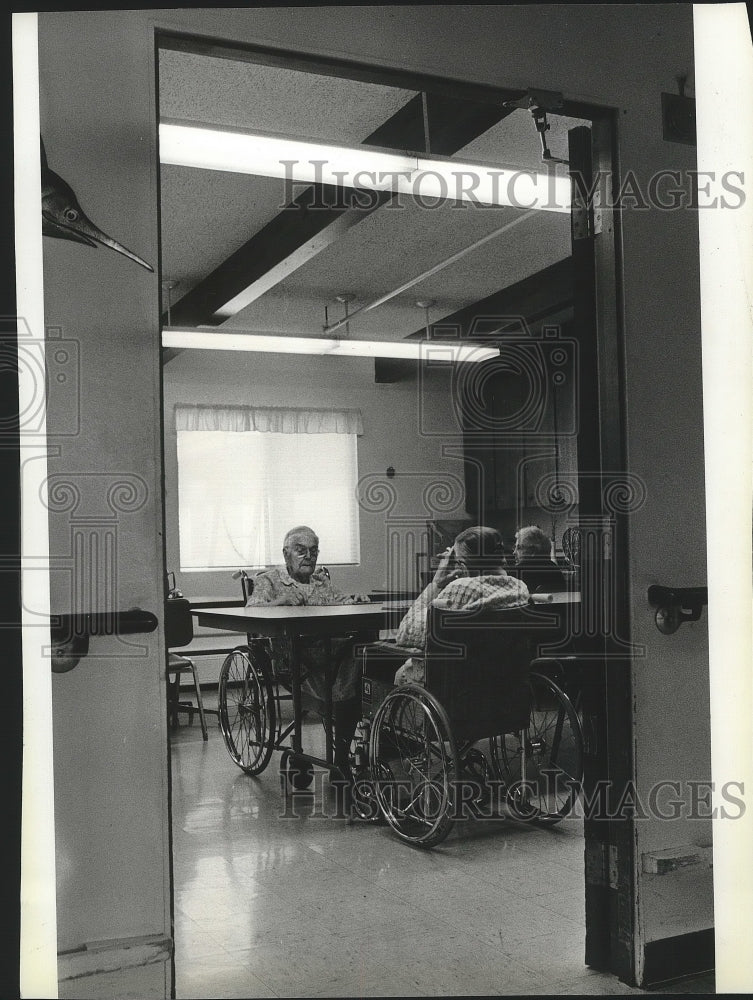 1984 Press Photo Residents socialize in nursing home - Historic Images