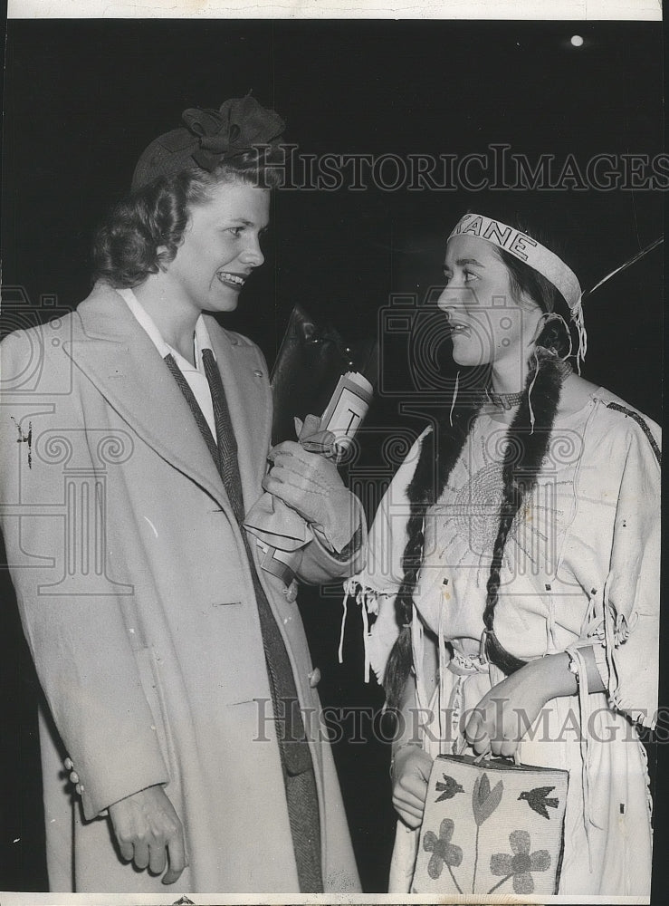 1941 Press Photo Miss Spokane Catherine Betts greets Vivian Hofstad upon arrival - Historic Images