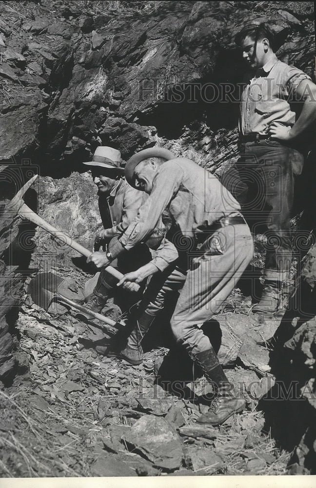 1937 Press Photo Charles Hewins picking ore from small shaft on of his claims - Historic Images