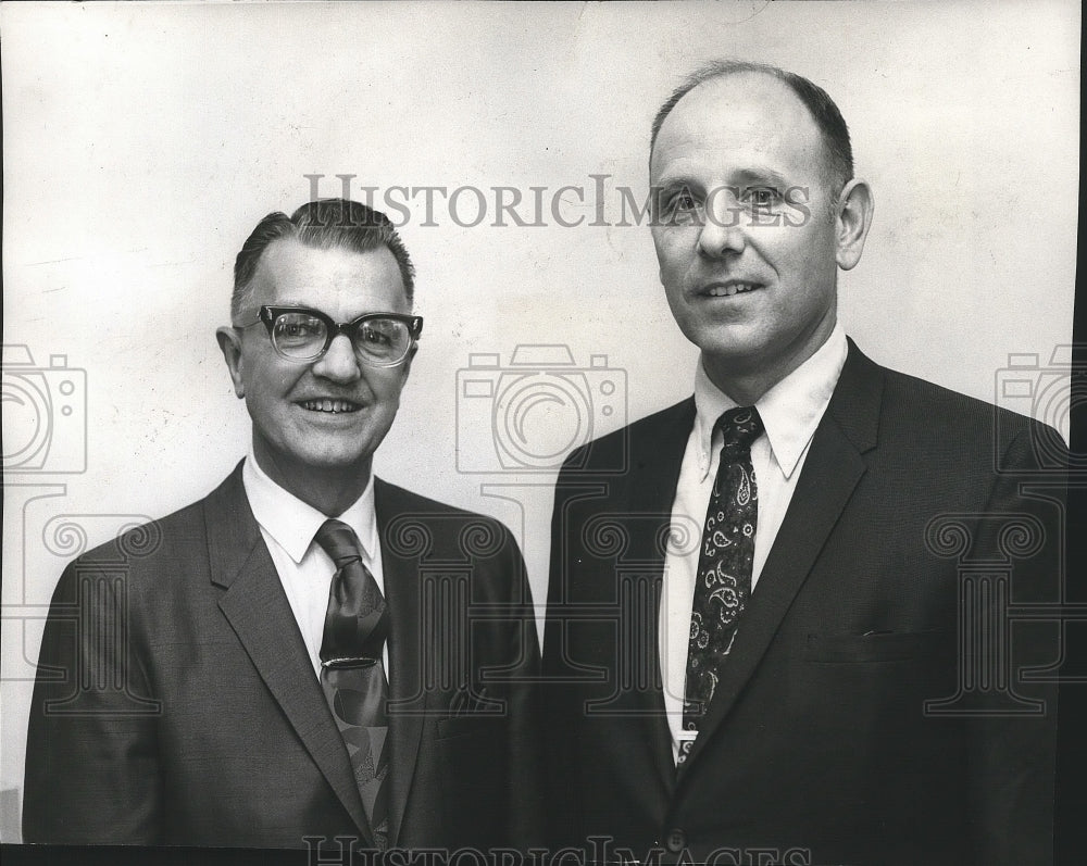 1970 Press Photo Frank Duncan and Shelton Jones Jr of J.C. Penney Co store - Historic Images