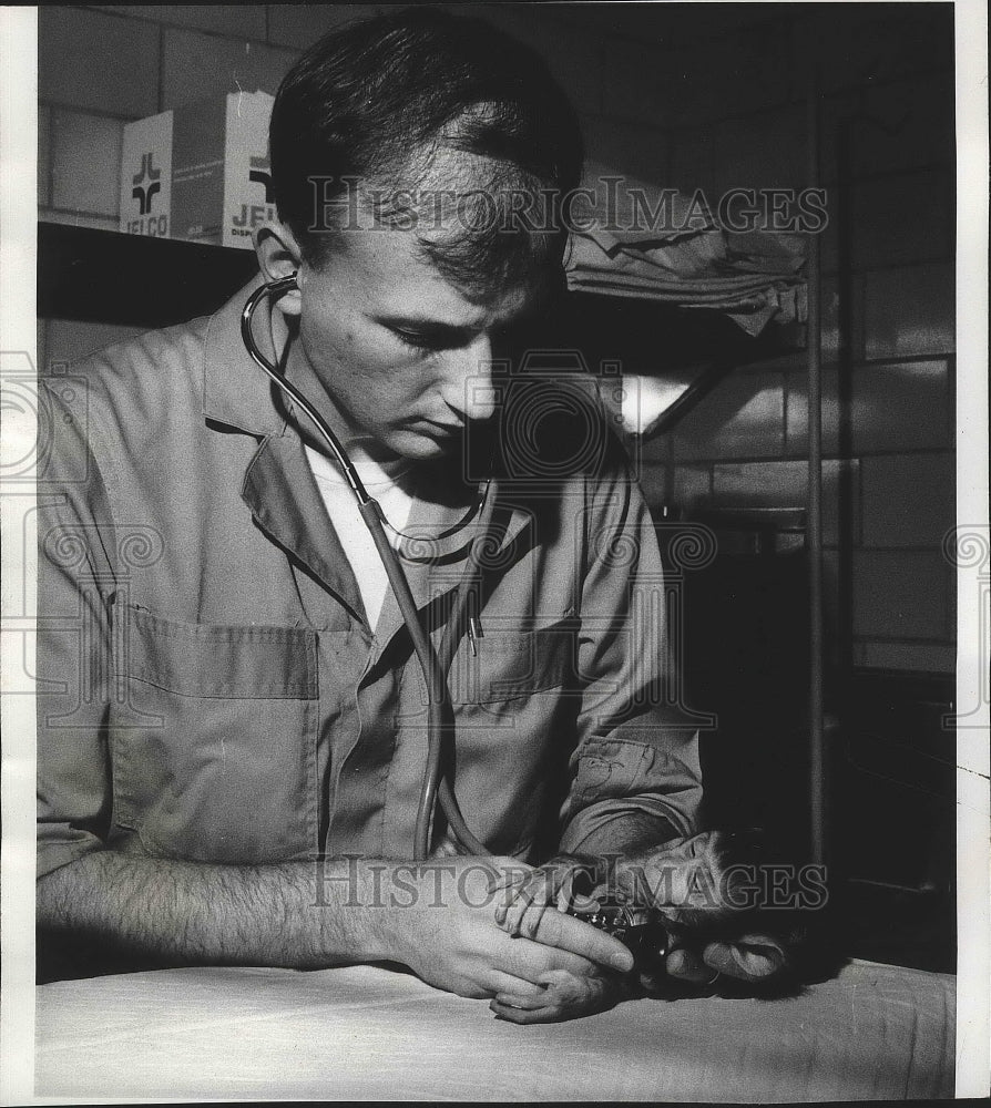 1968 Press Photo Dr. William Morton,veterinarian at Primate Center tests monkey - Historic Images
