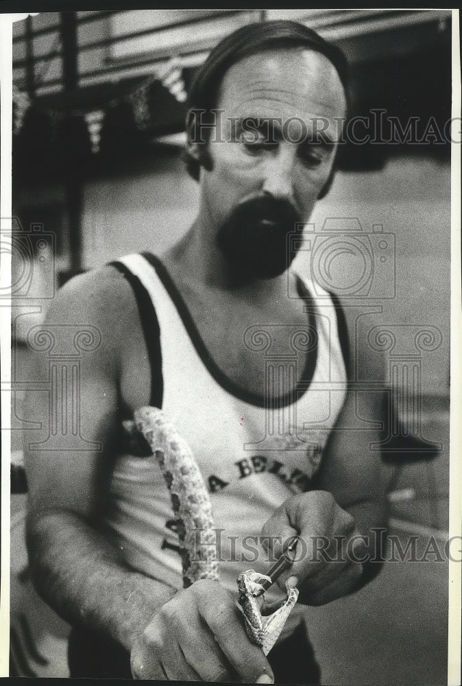 1985 Press Photo Alan Captain America, holds snake - spa84894 - Historic Images