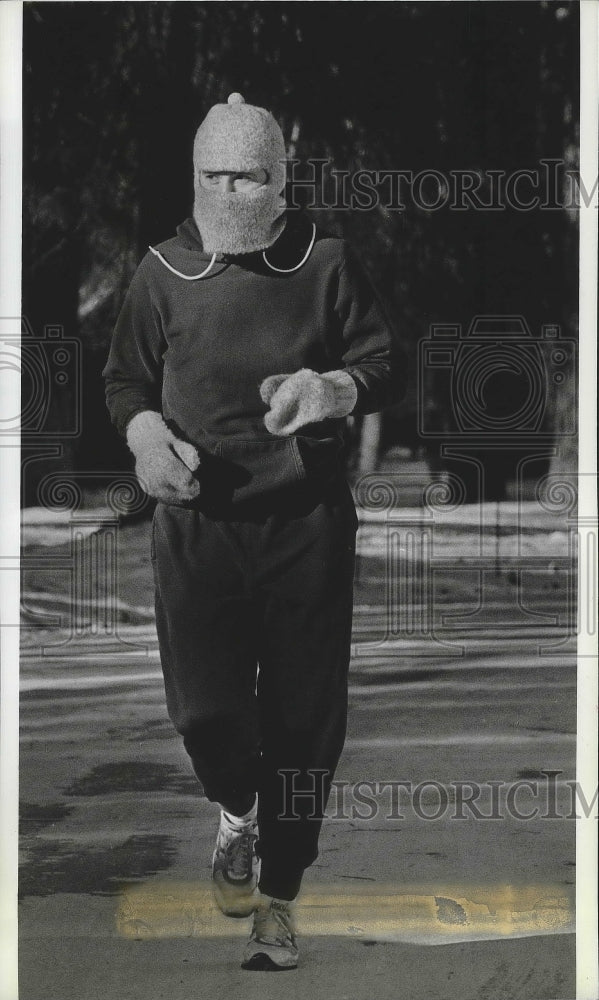 1990 Press Photo Chuck Power jogs around Cannon Hill Park - spa84946 - Historic Images