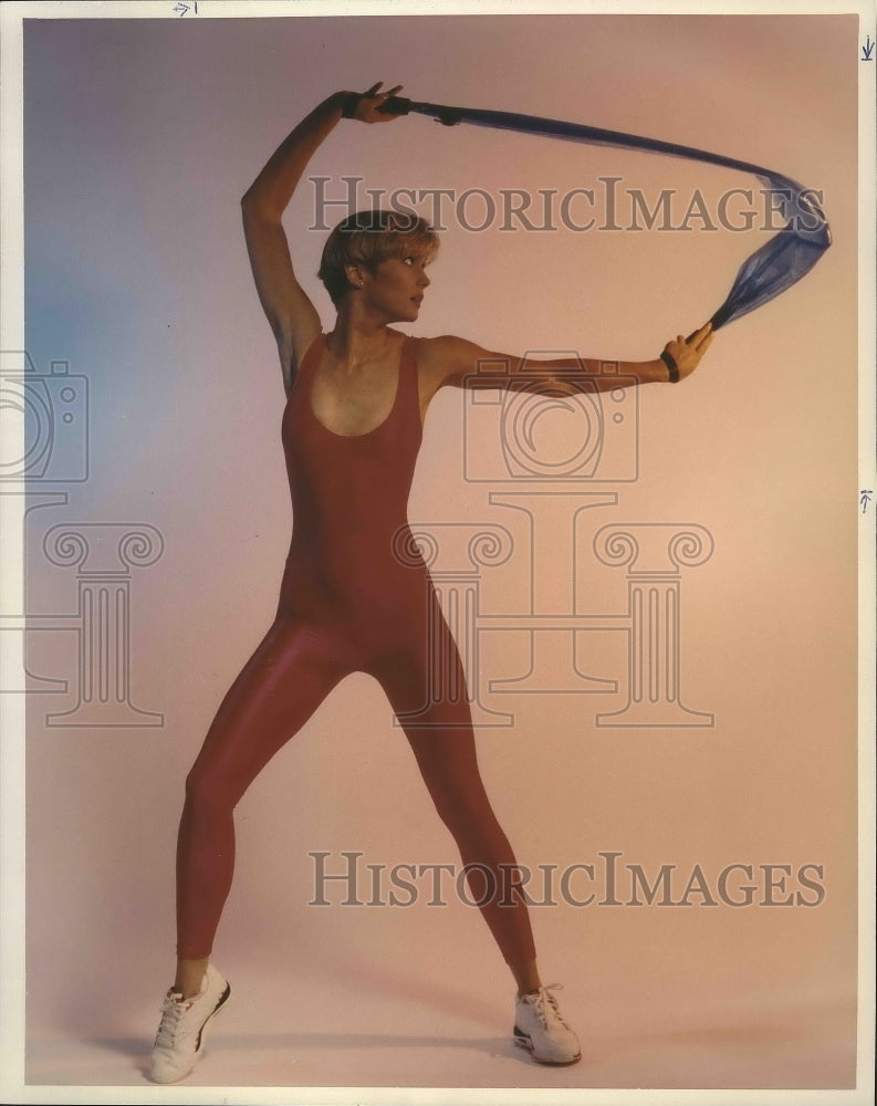 1991 Press Photo A fitness expert shows technique for Flo Motion