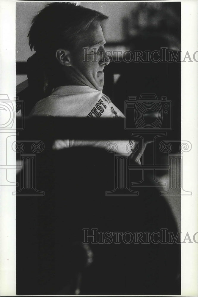 1991 Press Photo Student Joe Knapp lifts weights for physical fitness - Historic Images