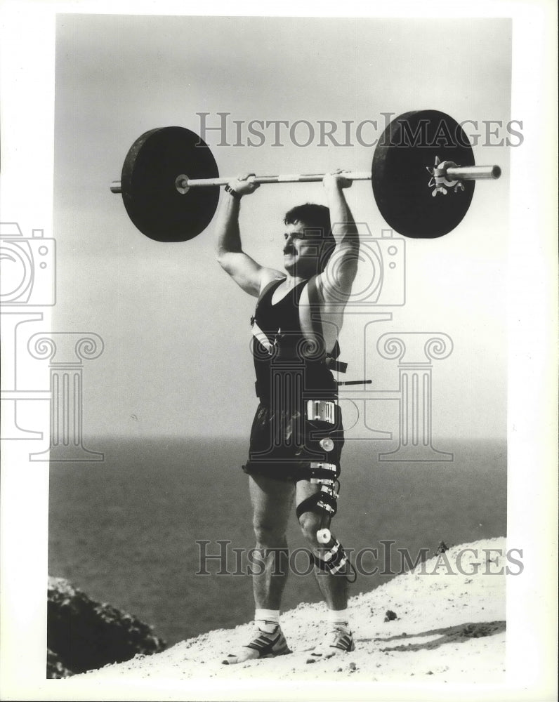 1993 Press Photo Israeli athlete lifting weight at Wingate Institute - spa84956 - Historic Images