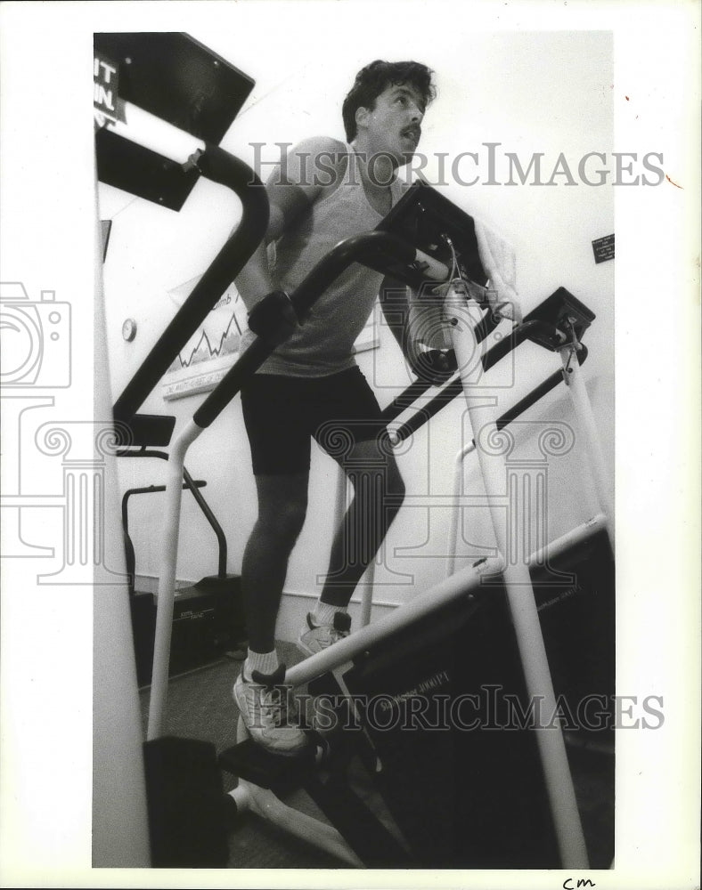 1993 Press Photo Mark Neubauer on the stair climber at Sta-Fit South - Historic Images