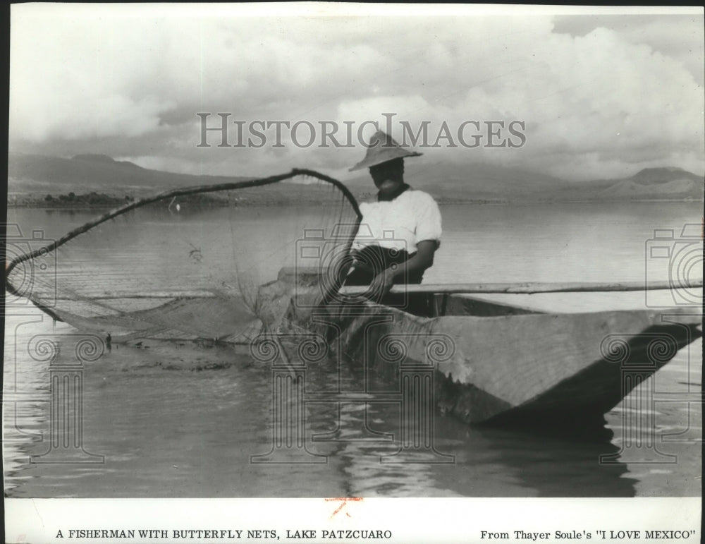 1974 Press Photo A fisherman with butterfly nets, Lake Patzcuaro, Mexico - Historic Images