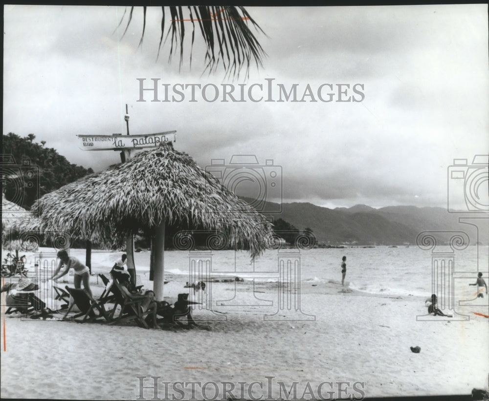 1973 Press Photo People enjoying the beach and ocean water in Mexico - spa85070-Historic Images