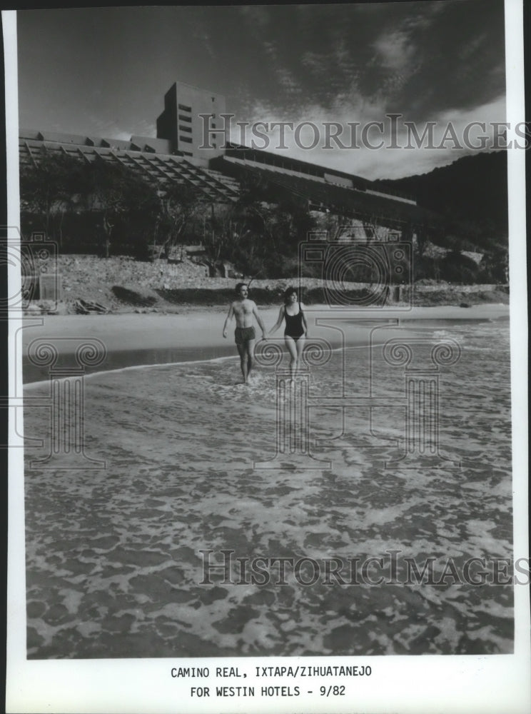 1982 Press Photo Couple holding hands walking on the beach, Camino Real, Mexico - Historic Images