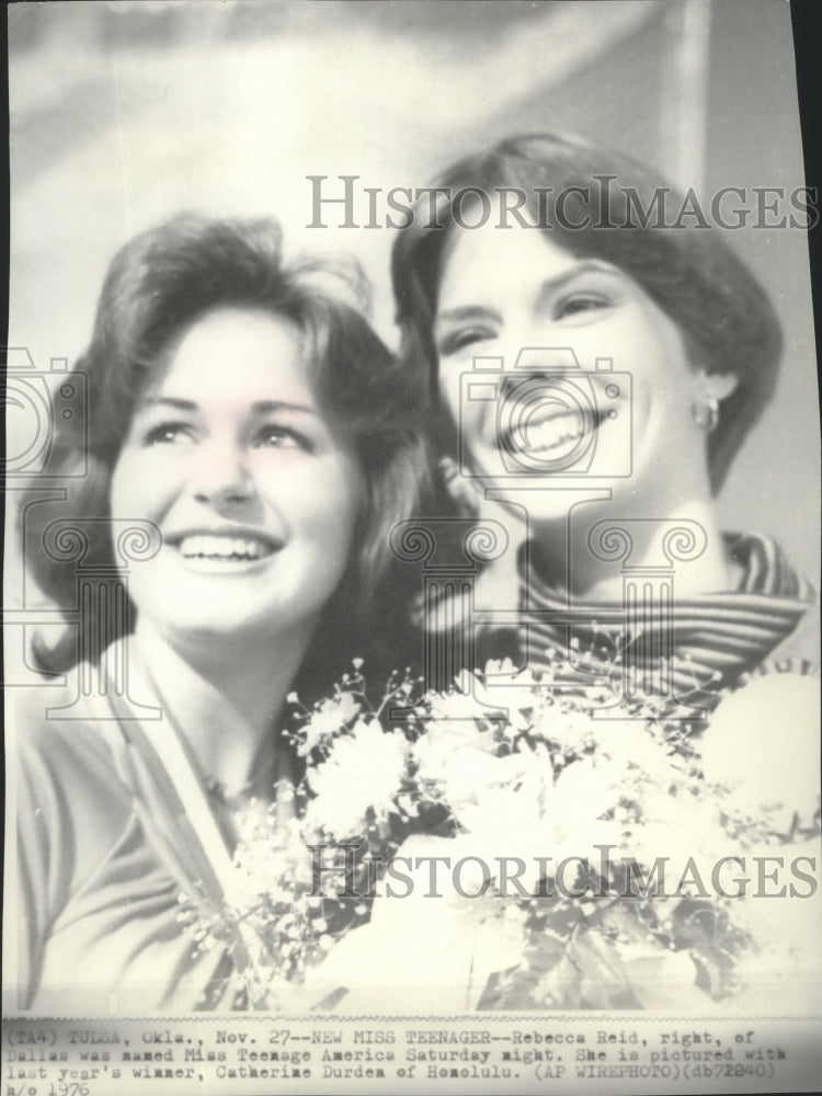 1976 Press Photo Rebecca Reid, named Miss Teenage America poses with Ms. Durden - Historic Images