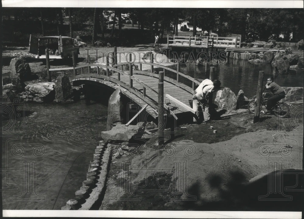 1975 Press Photo  Crew inspect pond at Japanese Tea Garden in Manito Park - Historic Images
