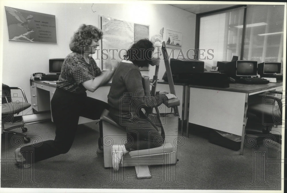 1988 Press Photo Susie Winegardner gets massage at work from Cathy Coyle - Historic Images