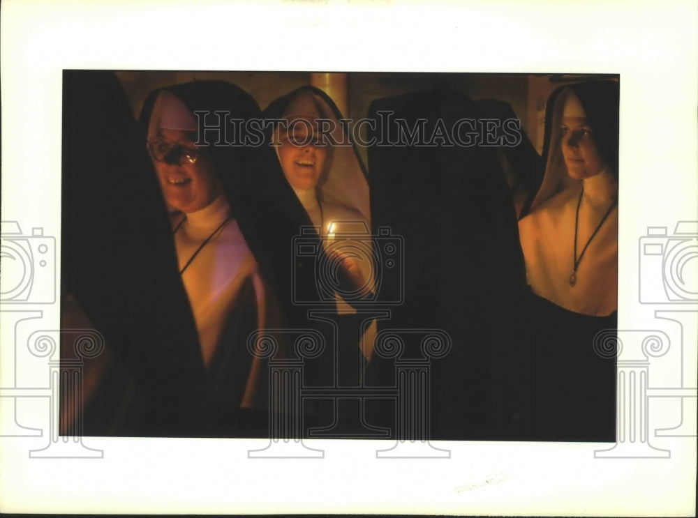 Press Photo Sister Marie Francine with signing nuns, backstage Met rehearsal - Historic Images