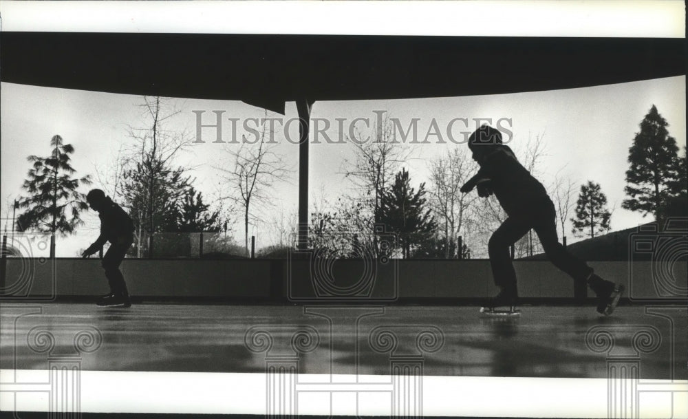 1984 Press Photo Kids Ice Skating at Riverfront Park - Historic Images