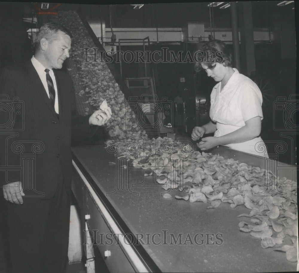 1964 Press Photo New Nalley&#39;s President Hutchins visits Spokane - Historic Images