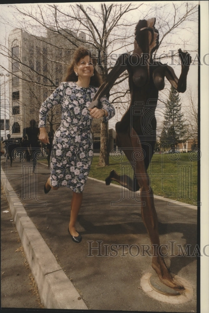 1993 Kim Brautigam poses with her runners statue-Historic Images