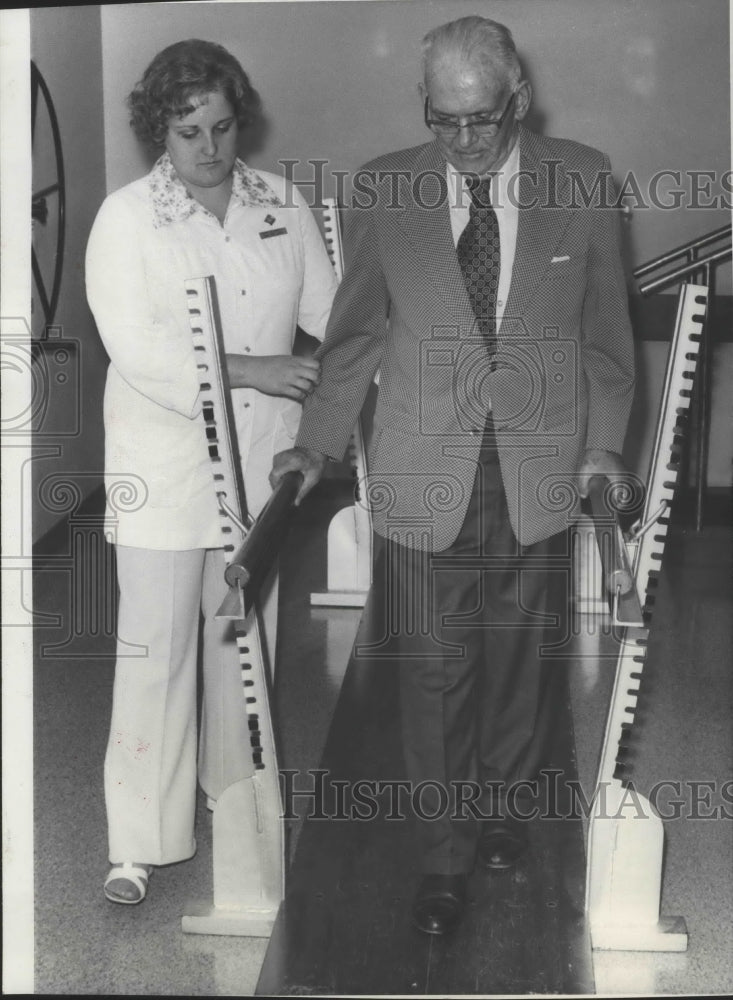 1975 Press Photo Nurse Bonnie Williams assists Mr. R. Vanairsdale - Historic Images