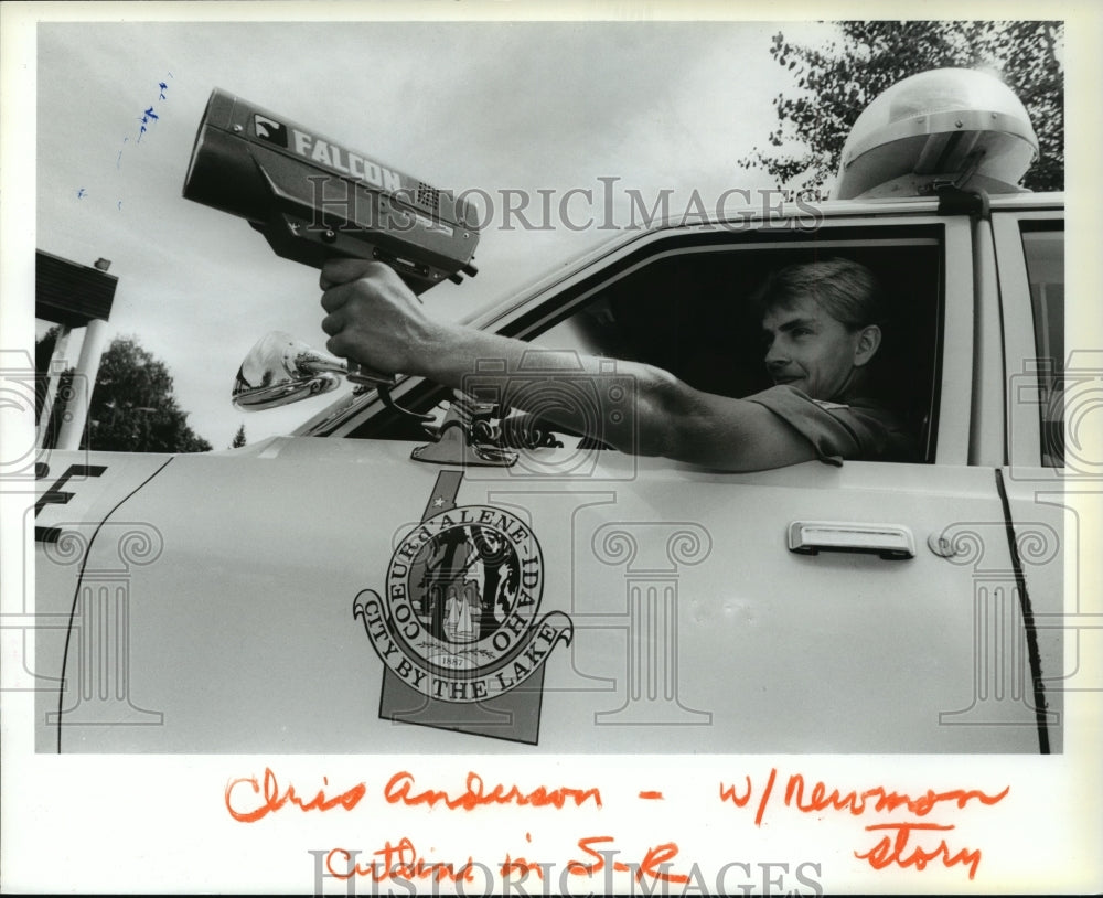 1986 Press Photo Coeur D' Alene Police Jae Denton equipped with a Radar Gun - Historic Images