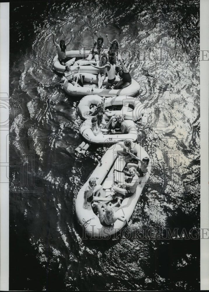 1977 Press Photo Group of rafters floating down the river - Historic Images