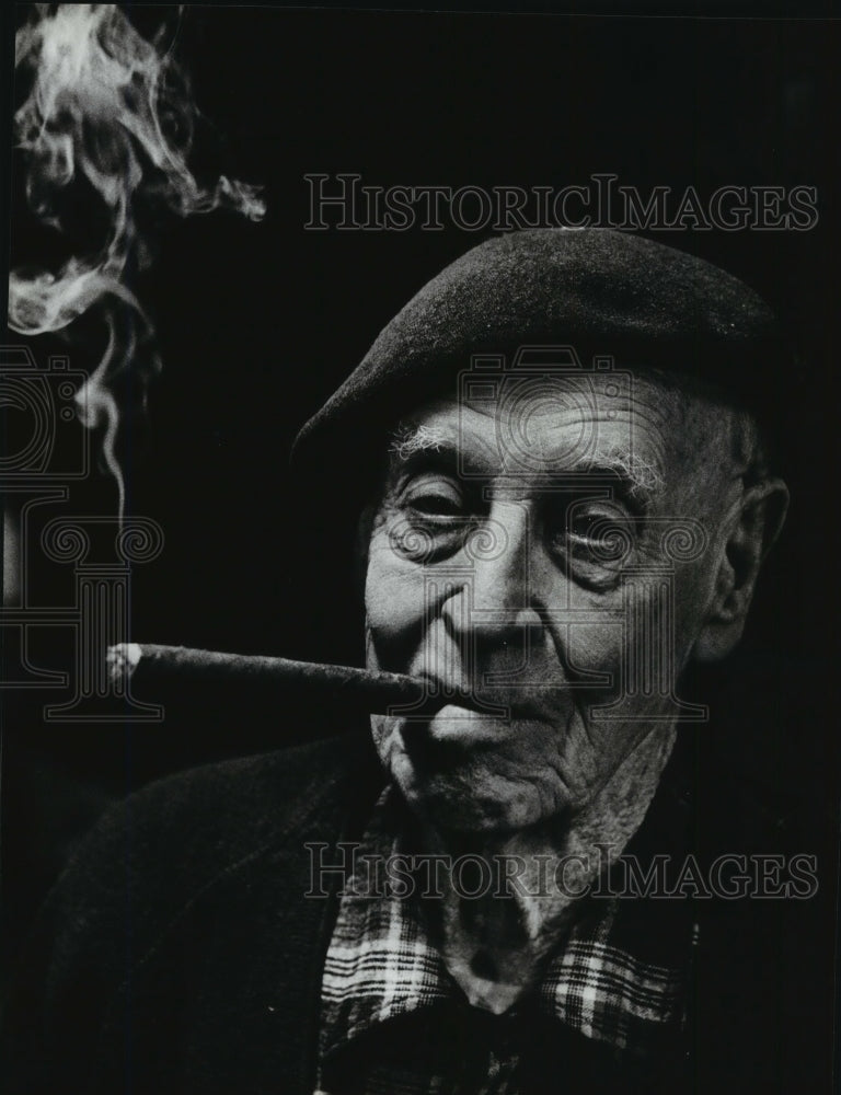 1984 Press Photo Printer Hal Hunt with a cigar in his mouth - Historic Images