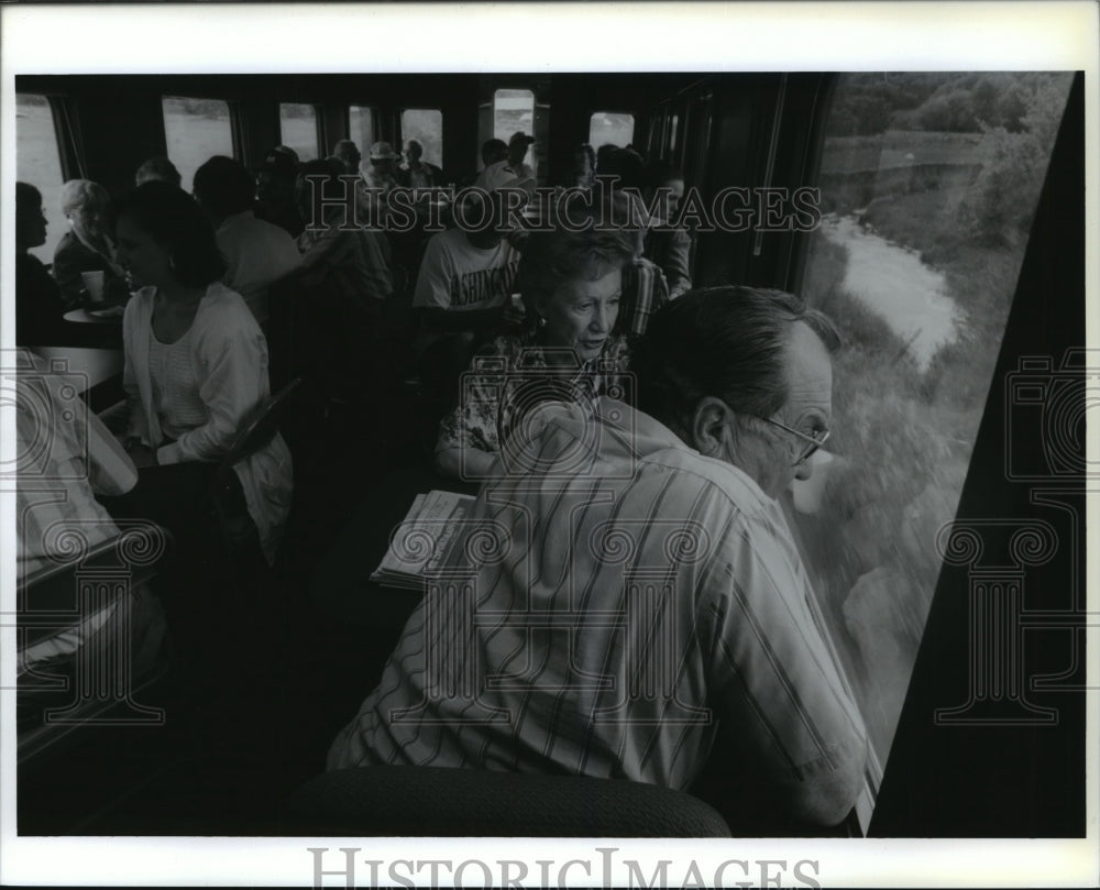 1994 Press Photo Tourists of Norwester Rail tours along the Paradise Creek - Historic Images