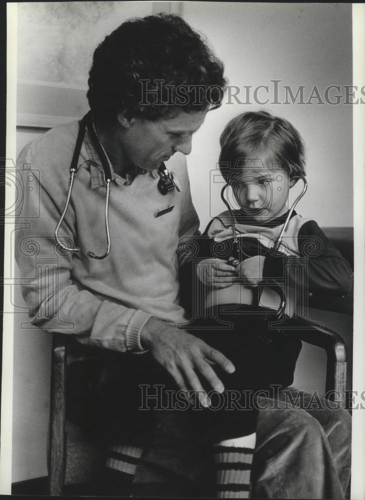 1984 Press Photo Naturapathic Dr harold Schlapfer with  Jason Hall - Historic Images