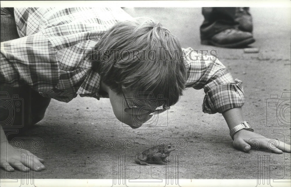 1982 Press Photo Richard Lendgrun plays with a frog - spa92650 - Historic Images