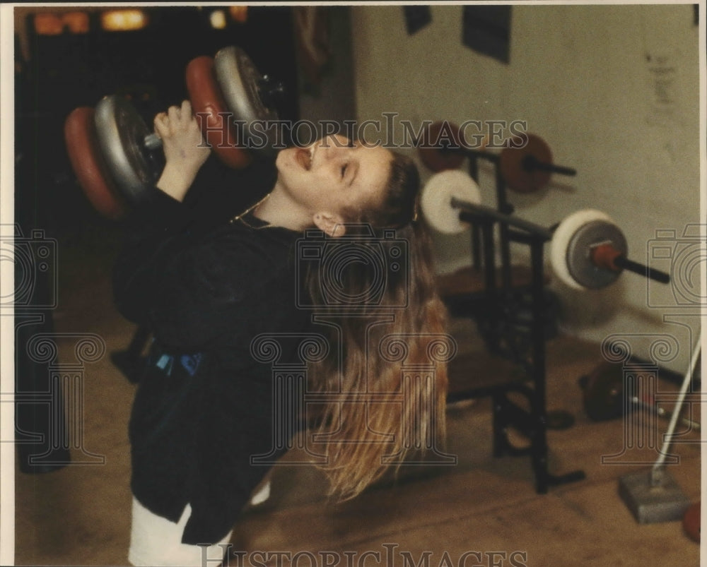 1993 Press Photo Crystal Byrne lifts dumbbell at Hamilton Recreation Center - Historic Images