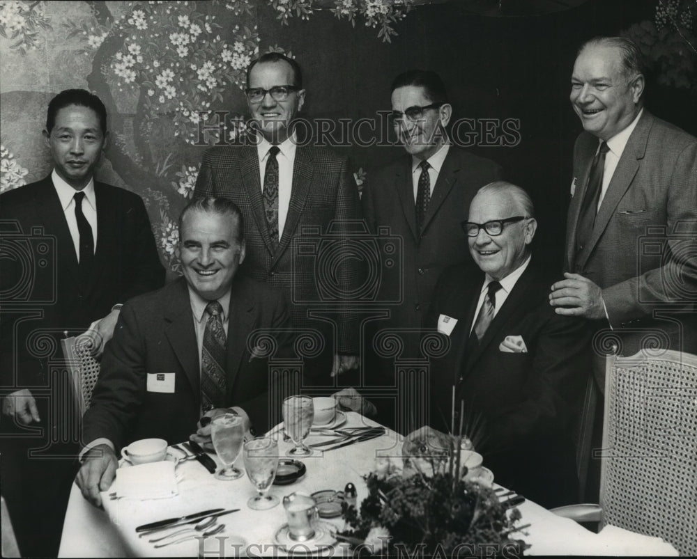 1969 Meeting of Burlington Railroad officials and shippers, Spokane - Historic Images