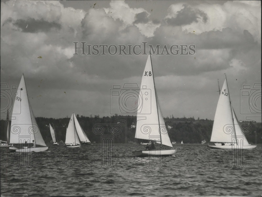 1941 Press Photo Sailboats skim the wind-swept waters of Lake Washington - Historic Images